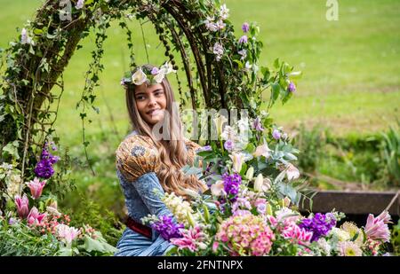 Harrogate, North Yorkshire, Großbritannien. Mai 2021. Nach der Lockerung der Covid-Beschränkung öffnet die Flower Show morgen für die Öffentlichkeit. Harrogate-Model Freya Lee posiert im von Blumen geschmückten See. Kredit: ernesto rogata/Alamy Live Nachrichten Stockfoto