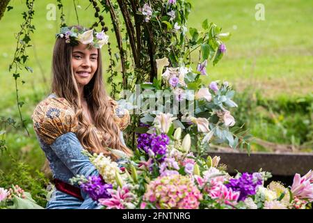 Harrogate, North Yorkshire, Großbritannien. Mai 2021. Nach der Lockerung der Covid-Beschränkung öffnet die Flower Show morgen für die Öffentlichkeit. Harrogate-Model Freya Lee posiert im von Blumen geschmückten See. Kredit: ernesto rogata/Alamy Live Nachrichten Stockfoto