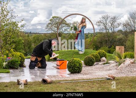 Harrogate, North Yorkshire, Großbritannien. Mai 2021. Nach der Lockerung der Covid-Beschränkung öffnet die Flower Show morgen für die Öffentlichkeit. Harrogate-Model Freya Lee posiert im Zen Graden, während die letzten Berührungen hinzugefügt werden. Kredit: ernesto rogata/Alamy Live Nachrichten Stockfoto