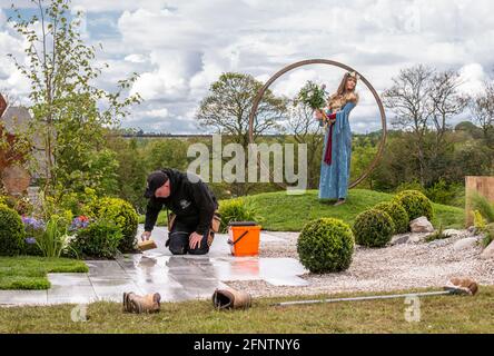 Harrogate, North Yorkshire, Großbritannien. Mai 2021. Nach der Lockerung der Covid-Beschränkung öffnet die Flower Show morgen für die Öffentlichkeit. Harrogate-Model Freya Lee posiert im Zen Graden, während die letzten Berührungen hinzugefügt werden. Kredit: ernesto rogata/Alamy Live Nachrichten Stockfoto