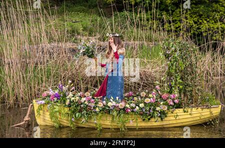 Harrogate, North Yorkshire, Großbritannien. Mai 2021. Nach der Lockerung der Covid-Beschränkung öffnet die Flower Show morgen für die Öffentlichkeit. Harrogate-Model Freya Lee posiert im von Blumen geschmückten See. Kredit: ernesto rogata/Alamy Live Nachrichten Stockfoto