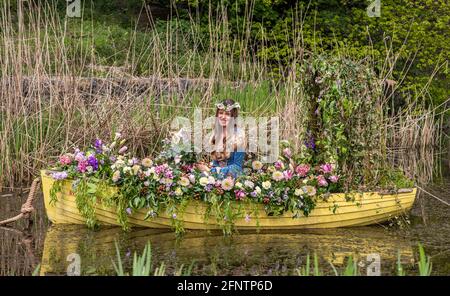 Harrogate, North Yorkshire, Großbritannien. Mai 2021. Nach der Lockerung der Covid-Beschränkung öffnet die Flower Show morgen für die Öffentlichkeit. Harrogate-Model Freya Lee posiert im von Blumen geschmückten See. Kredit: ernesto rogata/Alamy Live Nachrichten Stockfoto