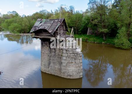 Luftaufnahme eines alten Holzhauses auf einer Ziegelsäule, kleine Hütte im Radbuza-Fluss, in der Nähe von Chotesov in Westböhmen. Erstaunliches Ziel mit schöner Stockfoto