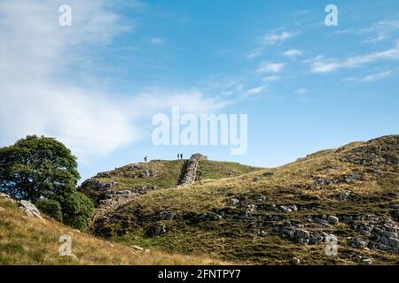 Northumberland UK: Hadriansmauer an einem sonnigen Sommertag in englischer Landschaft auf hohen Klippen (Römische Mauer) errichtet Stockfoto