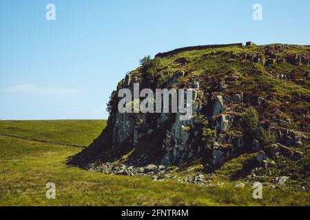 Northumberland UK: Hadriansmauer an einem sonnigen Sommertag in englischer Landschaft auf hohen Klippen (Römische Mauer) errichtet Stockfoto