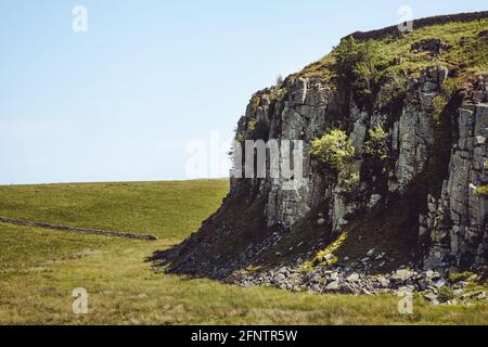 Northumberland UK: Hadriansmauer an einem sonnigen Sommertag in englischer Landschaft auf hohen Klippen (Römische Mauer) errichtet Stockfoto