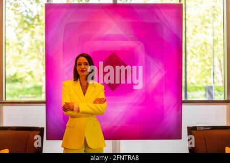 London, Großbritannien. 19 Mai 2021. Die abstrakte Künstlerin Nat Bowen’ posiert mit ihrer Arbeit Pink Diamond', 2021. Vorschau auf „Chromadelic“, die Einzelausstellung von Nat Bowen in der Park Lane 45 in Mayfair. Die Künstlerin nutzt die Studie der Chromologie, der Psychologie hinter Farbe, und nutzt dabei Einflüsse aus den Farben und Formen der 60er und 70er Jahre, um Harz mit hellen Neonfarben pigmentiert gegen seltene natürliche Pigmente zu beschlagen. Das Highlight ist der ‘Pink Diamond’ mit natürlichem Rosenblütenpigment und echtem rosafarbenem Diamantstaub, der in 69 Harzschichten eingegossen ist. Ihre Show läuft bis zum 28. Juni 2021. Kredit: Stephen Chung / Alamy Live Nachrichten Stockfoto