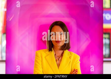 London, Großbritannien. 19 Mai 2021. Die abstrakte Künstlerin Nat Bowen’ posiert mit ihrer Arbeit Pink Diamond', 2021. Vorschau auf „Chromadelic“, die Einzelausstellung von Nat Bowen in der Park Lane 45 in Mayfair. Die Künstlerin nutzt die Studie der Chromologie, der Psychologie hinter Farbe, und nutzt dabei Einflüsse aus den Farben und Formen der 60er und 70er Jahre, um Harz mit hellen Neonfarben pigmentiert gegen seltene natürliche Pigmente zu beschlagen. Das Highlight ist der ‘Pink Diamond’ mit natürlichem Rosenblütenpigment und echtem rosafarbenem Diamantstaub, der in 69 Harzschichten eingegossen ist. Ihre Show läuft bis zum 28. Juni 2021. Kredit: Stephen Chung / Alamy Live Nachrichten Stockfoto