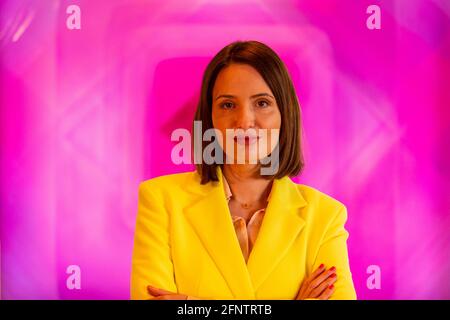 London, Großbritannien. 19 Mai 2021. Die abstrakte Künstlerin Nat Bowen’ posiert mit ihrer Arbeit Pink Diamond', 2021. Vorschau auf „Chromadelic“, die Einzelausstellung von Nat Bowen in der Park Lane 45 in Mayfair. Die Künstlerin nutzt die Studie der Chromologie, der Psychologie hinter Farbe, und nutzt dabei Einflüsse aus den Farben und Formen der 60er und 70er Jahre, um Harz mit hellen Neonfarben pigmentiert gegen seltene natürliche Pigmente zu beschlagen. Das Highlight ist der ‘Pink Diamond’ mit natürlichem Rosenblütenpigment und echtem rosafarbenem Diamantstaub, der in 69 Harzschichten eingegossen ist. Ihre Show läuft bis zum 28. Juni 2021. Kredit: Stephen Chung / Alamy Live Nachrichten Stockfoto