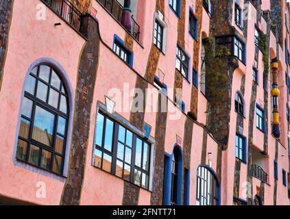 Magdeburg, 13. Mai 2021: Fenster und Säulen vor der grünen Zitadelle, einem Wohn-, Geschäftshaus und Hotel von Arti Stockfoto