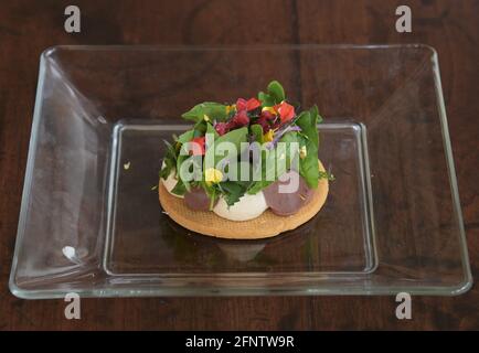 Bilegno Borgonovo Val Tidone, Italien. Mai 2021. Bilegno Borgonovo Val Tidone PC, Italien Isa Mazzocchi Chefkoch des Restaurants La Palta Michelin Chef Woman Award 2021 von Veuve Clicquot. Schießen in seinem Restaurant mit Gerichten aus seinem Sternemenü. Iin das Foto: Das süße Porträt einer Dame inspiriert von dem anonymen Gemälde von Gustav Klimt von Isa Mazzocchi Kredit: Unabhängige Fotoagentur/Alamy Live News Stockfoto