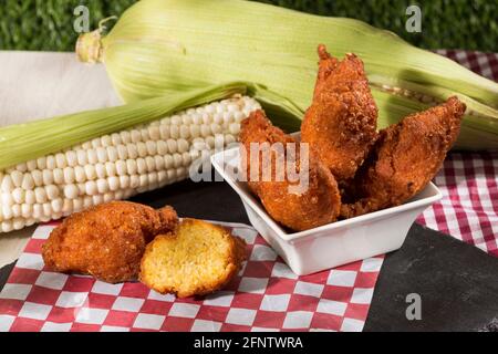 Leckere frittierte süße Maiskroketten; leckeres kolumbianisches Essen. Stockfoto