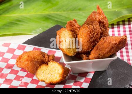 Leckere frittierte süße Maiskroketten; leckeres kolumbianisches Essen. Stockfoto