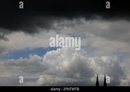 Köln, Deutschland. Mai 2021. Dunkle Wolken sammeln sich über den Türmen der Kathedrale. Quelle: Oliver Berg/dpa/Alamy Live News Stockfoto