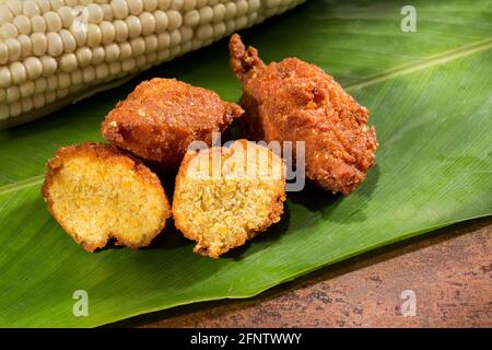 Leckere frittierte süße Maiskroketten; leckeres kolumbianisches Essen. Stockfoto