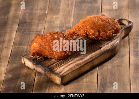 Leckere frittierte süße Maiskroketten; leckeres kolumbianisches Essen. Stockfoto