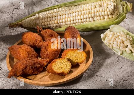 Leckere frittierte süße Maiskroketten; leckeres kolumbianisches Essen. Stockfoto