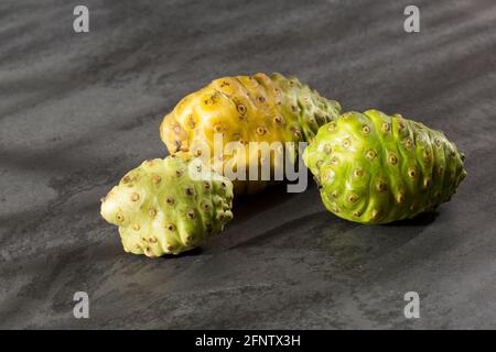 Morinda citrifolia - Noni Frucht mit vielen medizinischen Eigenschaften. Stockfoto