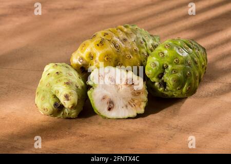 Morinda citrifolia - Noni Frucht mit vielen medizinischen Eigenschaften. Stockfoto