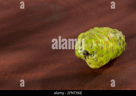 Morinda citrifolia - Noni Frucht mit vielen medizinischen Eigenschaften. Stockfoto