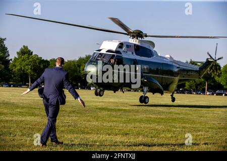 Boden Persönliche Hilfe landet Marine One auf der Ellipse, um US-Präsident Joe Biden am Mittwoch, den 19. Mai 2021, im Weißen Haus in Washington, DC zu transportieren. Präsident Joe Biden verlässt das Weiße Haus nach Connecticut zur 140. Aufnahme der US-Küstenwache. Foto von Tasos Katopodis/Pool/ABACAPRESS.COM Stockfoto