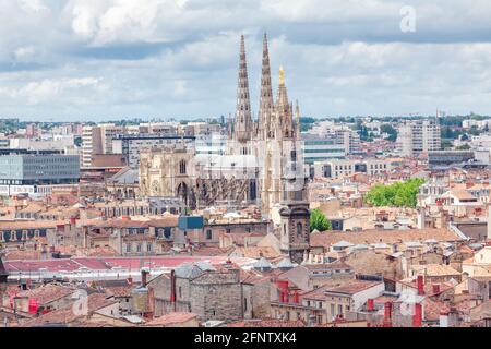 Blick auf die Altstadt von Bordeaux von oben. Pey Berland Glockenturm der Kathedrale Saint Andre in der Innenstadt von Bordeaux. Panorama der alten französischen Stadt mit gefliesten Stockfoto