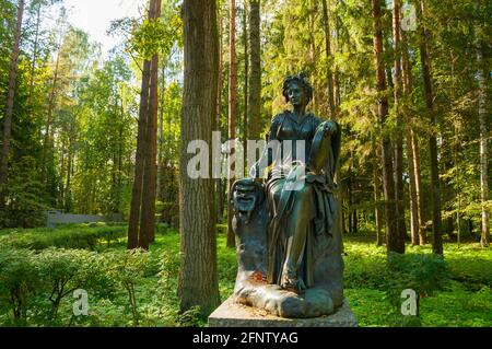 PAWLOWSK, ST. PETERSBURG, RUSSLAND - 21. SEPTEMBER 2017. Bronzeskulptur von Thalia - die Muse der Komödie. Alte Silvia Park in Pavlovsk, St. Petersburg, Rus Stockfoto