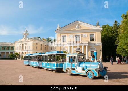 Pawlowsk, St. Petersburg, Russland - 21. September 2017. Pavlovsk Palast in Pavlovsk in der Nähe von St. Petersburg, Russland und Sightseeing-Fahrzeug mit Touristen Stockfoto