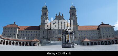 Fassade und Vorplatz des historischen Kreuzganges Einsiedeln, Schweiz Stockfoto