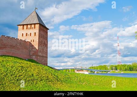 VELIKY NOWGOROD, RUSSLAND - MAI 26,2017. Palastturm von Nowgorod Kreml an sonnigen Tagen und der Fluss Wolchow auf dem Hintergrund in Weliki Nowgorod, Russland Stockfoto