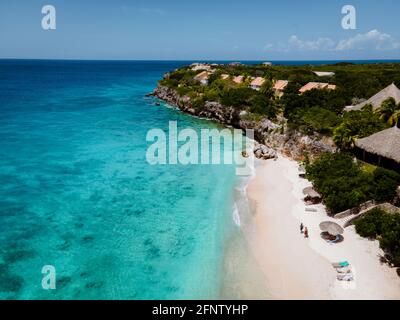 Playa Lagun Beach Cliff Curacao, wunderschöne tropische Bucht mit weißem Sand und blauem Ozean Curacao Karibik, Männer und Frauen mittleren Alters Paar am tropischen Strand Stockfoto