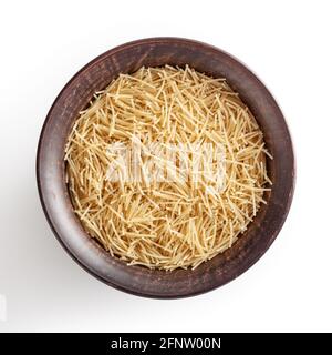 Ungekochte Vermicelli Pasta in Keramikschale isoliert auf weißem Hintergrund Mit Beschneidungspfad Stockfoto