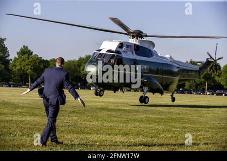 Washington, Usa. Mai 2021. Boden Persönliche Hilfe landet Marine One auf der Ellipse, um US-Präsident Joe Biden am Mittwoch, den 19. Mai 2021, im Weißen Haus in Washington, DC zu transportieren. Präsident Joe Biden verlässt das Weiße Haus nach Connecticut zur 140. Aufnahme der US-Küstenwache. Foto von Tasos Katopodis/UPI Credit: UPI/Alamy Live News Stockfoto