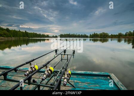 Angelabenteuer, Karpfenfischen. Angler, bei Sonnenuntergang, ist das Fischen mit Karpfen Angeltechnik. Stockfoto