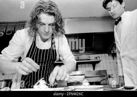 Starkoch Marco Pierre White in der Küche von Harvey's Restaurant in Wandsworth auf dem Höhepunkt seines wachsenden Ruhmes. London, Großbritannien Stockfoto