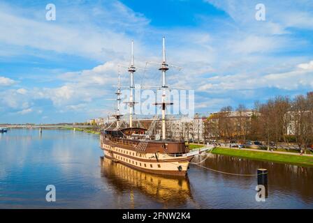 VELIKY NOWGOROD, RUSSLAND - 2. MAI 2016. Restaurantkomplex Frigate Flaggschiff und Wassergebiet des Flusses Wolchov im Frühling Tag in Veliki Nowgorod, Russland Stockfoto