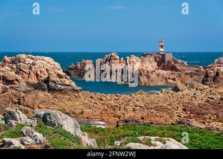 Leuchtturm des Pfaus (phare du Paon) auf der Insel Bréhat in Côtes d'Armor, Bretagne, Frankreich Stockfoto