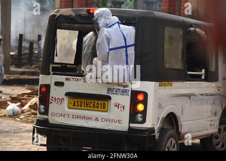 Guwahati, Guwahati, Indien. Mai 2021. Gesundheitsarbeiter sitzen auf einem Fahrzeug, das Opfer brachte, die am 19 Mittwoch, dem 19. Mai 2021, in Guwahati Assam India, wegen letzter Riten im Rahmen des Coronavirus-Anstiegs im Staat starben. Quelle: Dasarath Deka/ZUMA Wire/Alamy Live News Stockfoto