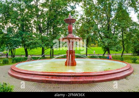 Veliky Nowgorod, Russland – 25. August 2016. Alter Brunnen, Blick auf den Sommer. Der Brunnen wurde 1957 eröffnet. Es befindet sich in kommunalem Besitz von Veliky Nowgorod, Stockfoto