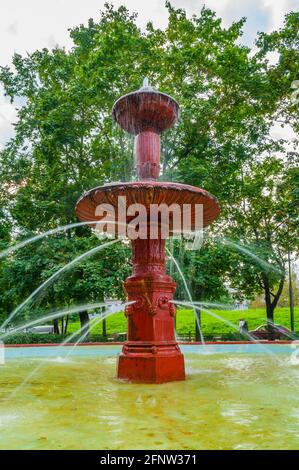 Veliky Nowgorod, Russland – 25. August 2016. Alter Brunnen, Nahaufnahme. Der Brunnen wurde 1957 eröffnet. Es ist in kommunalem Besitz von Veliky Nowgorod, Rus Stockfoto