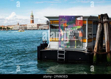 Venedig, Italien. Mai 2021. Ein Zeichen der Biennale Architettura 2021 ist bei der Presseinterpremiere der Architekturbiennale 2021 zu sehen, „wie werden wir zusammenleben?“, die am 15. Mai in Venedig, Italien, stattfindet. Die Architekturbiennale von Venedig wird vom 22. Mai bis 21. November nach der Pandemie für Coivd-19 eröffnet. © Simone Padovani / Erwachen / Alamy Live News Stockfoto