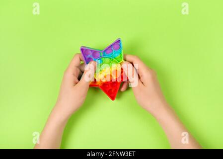 Pop IT Antistress Spiel Fidget. Pop Fidget Sensory Spielzeug für Autismus Spezielle Bedürfnisse Stress Relief. Silikon-Druckentlastungsspielzeug in Form von Stern für Kinder Stockfoto