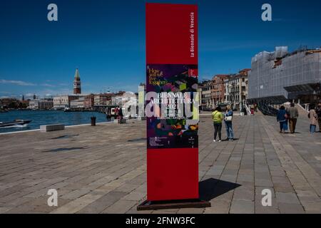 Venedig, Italien. Mai 2021. Ein Zeichen der Biennale Architettura 2021 ist bei der Presseinterpremiere der Architekturbiennale 2021 zu sehen, „wie werden wir zusammenleben?“, die am 15. Mai in Venedig, Italien, stattfindet. Die Architekturbiennale von Venedig wird vom 22. Mai bis 21. November nach der Pandemie für Coivd-19 eröffnet. © Simone Padovani / Erwachen / Alamy Live News Stockfoto