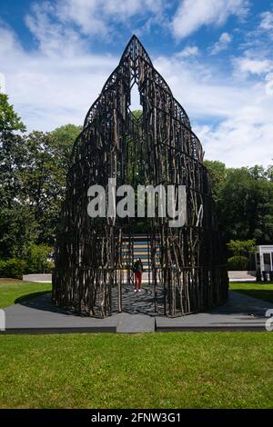 Venedig, Italien. Mai 2021. Besucher genießen die Architektur der Biennale von Venedig 2021 „wie werden wir zusammen leben?“ Während der Pressvorpremiere am 15. Mai in Venedig, Italien. Die Architekturbiennale von Venedig wird nach der Pandemie für Coivd-19 vom 22. Mai bis 21. November für die Öffentlichkeit zugänglich sein. © Simone Padovani / Erwachen / Alamy Live News Stockfoto