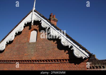 Der geschnitzte Giebel Ende der Alms Hütten in Bocking Essex Stockfoto