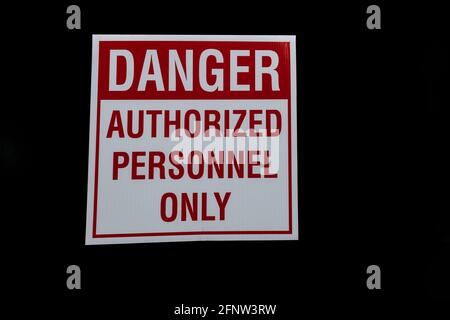Gefahr nur rote Buchstaben auf weißem Grund mit schwarzem Hintergrund werden von autorisiertem Personal signiert Stockfoto
