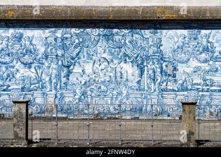 Wandbild aus typischen blauen Fliesen Azulejos in der Kathedrale Sé do Porto, Porto, Portugal, Europa Wandbild aus typischen blauen Fliesen Azule Stockfoto