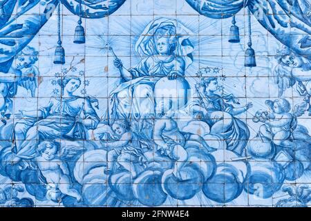 Wandbild aus typischen blauen Fliesen Azulejos in der Kathedrale Sé do Porto, Porto, Portugal, Europa Wandbild aus typischen blauen Fliesen Azule Stockfoto