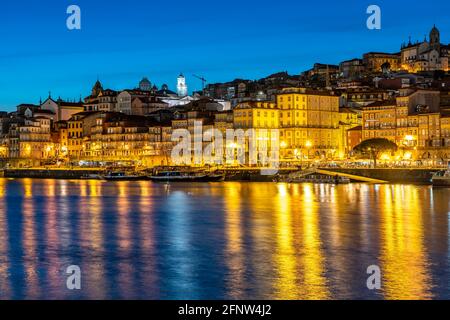 Blick über den Fluss Douro auf die Altstadt von Porto in der Aabenddämmerung, Portugal, Europa Blick über den douro zur Altstadt von Porto Stockfoto