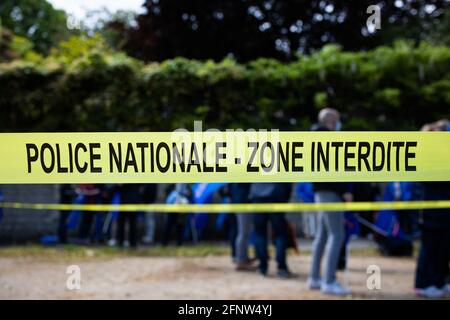 Paris, Frankreich 19. Mai 2021, die Polizei unterzeichnet das nogo-Gebiet, während sie sich am 19. Mai 2021 vor der Assemblee Nationale in Paris zu einer Kundgebung versammelt, um eine härtere Bestrafung für Angriffe gegen ihre eigenen, Zwei Wochen, nachdem ein Beamter während der Untersuchung von Drogengeschäften getötet wurde. Die Polizeigewerkschaften forderten die Versammlung auf, sich für einen besseren Schutz und weniger Toleranz gegenüber Gewalt gegen Beamte zu stark zu machen, ein Jahr vor den Präsidentschaftswahlen, bei denen Sicherheitsfragen ein zentrales Thema sein werden. Foto von Raphael Lafargue/ABACAPRESS.COM Stockfoto